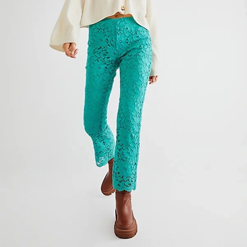 NWOT Free People Wild Laces Pull On Crop Flares Leg Pants in Green Z396-8